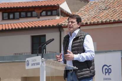 El presidente de la Junta y del PP de Castilla y León, Alfonso Fernández Mañueco, participa en un mitin, junto con el presidente del PP de Zamora, José María Barrios, y el candidato a la Alcaldía de Zamora, Jesús María Prada. ICAL