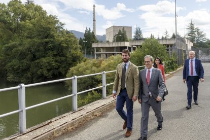 Juan García-Gallardo y Mariano Veganzones durante su visita a la central nuclear de Garoña.- ICAL