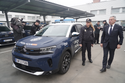 El delegado de Gobierno, Nicanor Sen, durante la presentación de la nueva flota de vehículos de la Policía Nacional en Castilla y León. Rubén Cacho/Ical