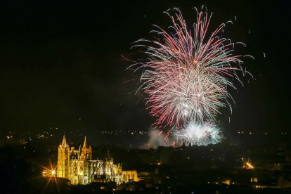 Fuegos artificiales en la noche de San Juan de León