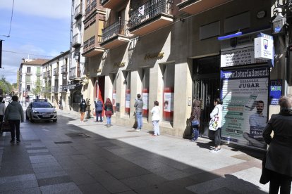 Colas en una entidad bancaria de Soria debido a las restricciones de aforo por el covid. VALENTÍN GUISANDE
