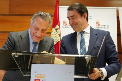 El consejero de Medio Ambiente, Vivienda y Ordenación del Territorio, Juan Carlos Suárez-Quiñones, firma con el presidente del Consejo General de las Cámaras de la Propiedad Urbana de Castilla y León, Ángel Merino, un convenio para la implantación de oficinas de información antiocupación en Castilla y León. -ICAL