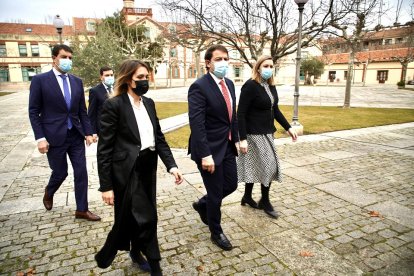 Fernández Mañueco, acompañado de las consejeras de Educación y Familia y los consejeros de la Presidencia y Economía.- ICAL