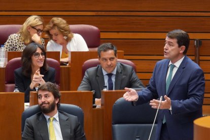 El presidente de la Junta, Alfonso Fernández Mañueco, durante una de sus intervenciones en el pleno.- ICAL