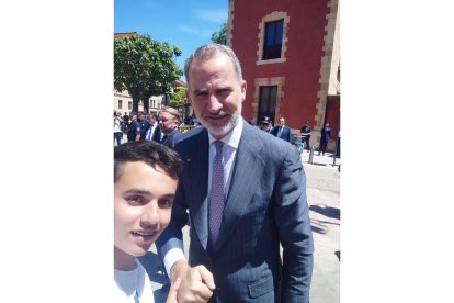 Juanín Gálvez, un chico de 14 años que esperó cinco horas para hacerse una foto con el rey Felipe VI. -E.M.