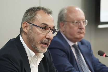 Enrique Cabero Morán, presidente del CESCYL y Óscar Castro Vega, presidente de EAPN CYL, durante la presentación del XIII Informe 'El Estado de la Pobreza y la Exclusión Social en Castilla y León'. ICAL