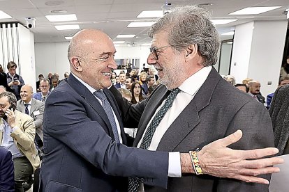 Jesús Julio Carnero saluda al presidente de CEOE Castilla y León, Santiago Aparicio, en el encuentro empresarial 'Castilla y León-Madrid' celebrado en la capital de España. ICAL