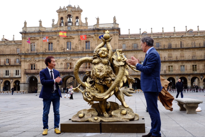 El alcalde, Carlos García Carbayo, y el artista Xu Hongfei, inauguran una nueva escultura en la Plaza Mayor. Jesús Formigo / ICAL.