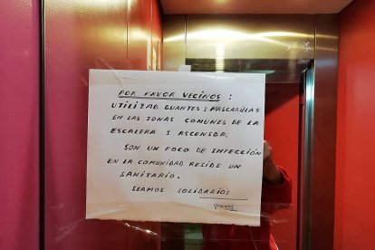 Mensaje aparecido en el ascensor donde vive la médico segoviana. E. M.