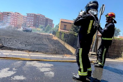 Incendio en la calle Azorín de San Andrés del Rabanedo