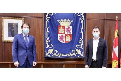 El presidente de la Junta, Alfonso Fernández Mañueco, y el líder de la oposición Luis Tudanca, con mascarillas antes de la reunión. ICAL
