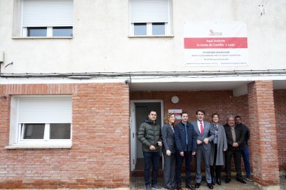 El consejero de Medio Ambiente, Vivienda y Ordenación del Territorio, Juan Carlos Suárez-Quiñones, visita una vivienda en la localidad Traspinedo (Valladolid), rehabilitada por la Junta dentro del programa Rehabilitare.-Ical.