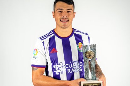 Pedro Porro, con su premio como parte del Once de Oro. (REALVALLADOLID.ES)