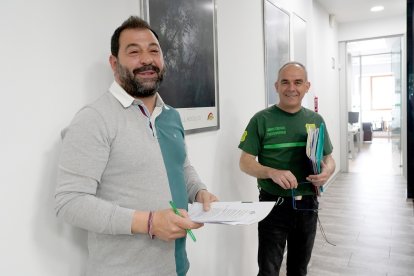 El vicepresidente del sector de la Junta de CSIF Castilla y León (AGCYL), Agustín Argulo (I), y el vicesecretario de USCAL, Esau Escolar (D), analizan el decreto Ley de Medidas Urgentes sobre Prevención y Extinción de Incendios Forestales; plan anual de prevención 2023, y la negociación sobre el operativo y regulación pendiente del sistema de guardia. - ICAL