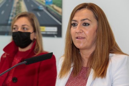 La delegada del Gobierno en Castilla y León, Virginia Barcones, informa sobre las nuevas sanciones de tráfico en una comparecencia en el Centro de Tramitación de Denuncias Automatizadas de León.- ICAL