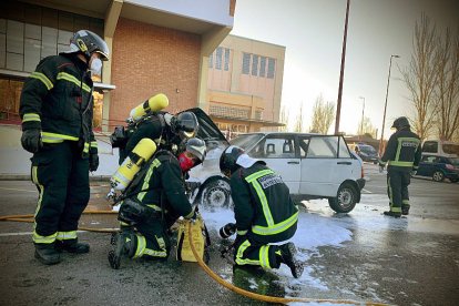 Incendio de un vehículo en la avenida Sáenz de Miera de León