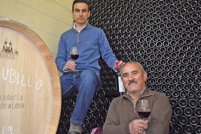 Daniel Heras y su padre Honorio en el interior de la bodega Señorío de Aldea. | ARGI