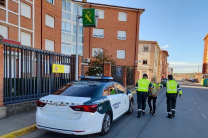 La Guardia Civil detiene a un hombre en Carrizo de la Ribera sin puntos en el permiso de conducir tras intentar huir de la Guardia Civil cruzando el río Órbigo. ICAL