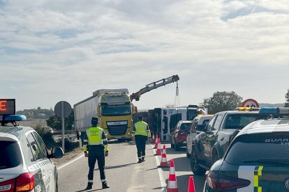 La carretera N-631, cortada en dos puntos a causa del vuelco de un trailer. / ICAL