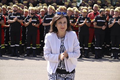 La ministra de Defensa, Margarita Robles, durante una visita a la UME en León, en una imagen de archivo. ICAL