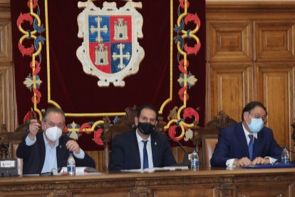 El concejal de Ciudadanos, Urbano Revilla; el alcalde Mario Simón; y el concejal del PP, Alfonso Polanco, en el pleno de cuestión de confianza vinculada a la a aprobación del presupuesto General Municipal para el ejercicio 2022. -ICAL