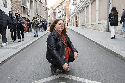 Irene Sangrador frente a la Escuela de Arte. - J. M. LOSTAU