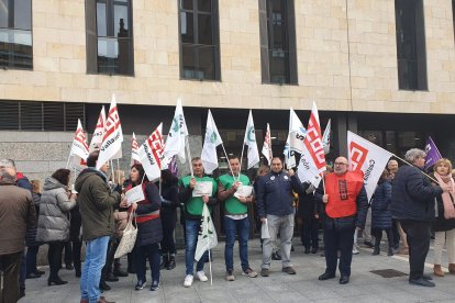 Concentración de los sindicatos ante el Juzgado de Valladolid.- E. M.