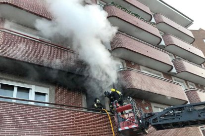 Incendio en una vivienda, en Trobajo del Camino (León), en el que una mujer resultó herida. ICAL