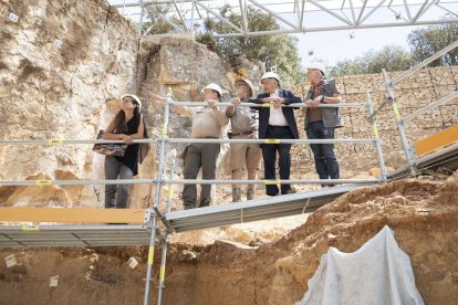 Elena Rossini-Notter, directora general del Museo de Antropología Prehistórica de Mónaco, S.A.S el Príncipe Alberto II de Mónaco, Eudald Carbonell, Henry de Lumley y Juan Luis Arsuaga en Cueva Fantasma.- ICAL