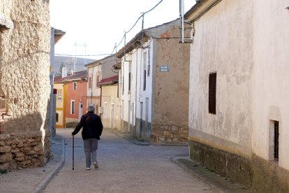 Una mujer camina por la calle de un pueblo de Valladolid . - ICAL