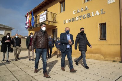 El secretario general del PSOE de Castilla y León, Luis Tudanca, visita el municipio de El Burgo Ranero (León). Junto a él, entre otras autoridades,el alcalde, Gerásimo Vallejos y el diputado en el Congreso, Javier Alfonso Cendón.- ICAL