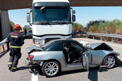 Colisión entre un camión y un turismo en la A-231 a la altura de El Burgo Ranero, León. Ical