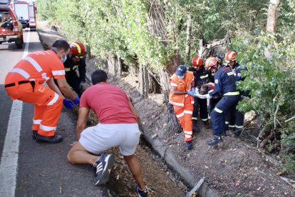 Un vehículo vuelca tras salirse de la carretera a la salida de León. Ical