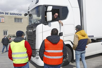 Piquete de camioneros junto al polígono industrial de Santovenia de Pisuerga (Valladolid).- J. M. LOSTAU