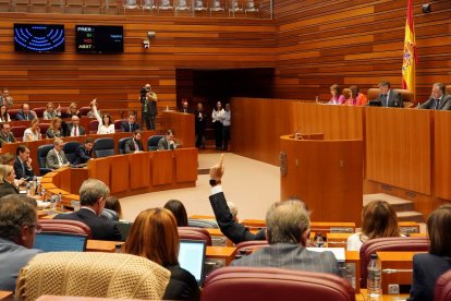 Votación durante el pleno de las Cortes.- ICAL