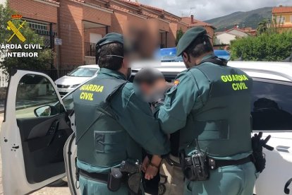 Agentes de la Guardia Civil detienen a ocho personas y desmantelan un importante punto de venta de marihuana en Candeleda (Ávila). - GUARDIA CIVIL