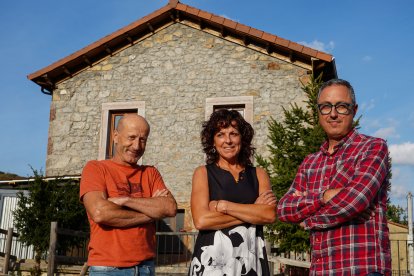 El alcalde del municipio leonés de Reyero, Gregorio Alonso, la gestora del albergue de Pallide, Begoña González, y el técnico de gestión del proyecto Bioreyero, Álvaro de la Puente - ICAL