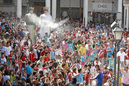 Peñafiel disfruta de sus fiestas grandes acompañadas por los gigantes y por agua tras la celebración del pasacalles ‘Chúndara’.  J.M. LOSTAU