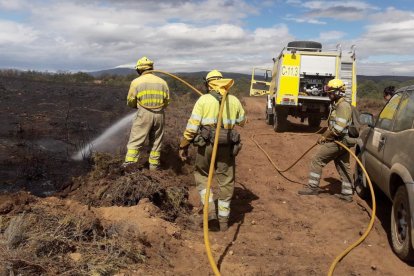 Brigadistas de la Junta sofocan un incendio en una imagen de archivo. ICAL