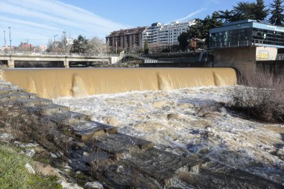 Los ríos Bernesga, Omaña, Porma, en León; y el Negro y Castrón, en Zamora se encuentran en nivel de alerta desde la mañana del lunes 2 de enero, según informó la Cuenca Hidrográfica del Duero (CHD). Su estado actual es causa de las últimas precipitaciones registradas en las dos provincias de Castilla y León.