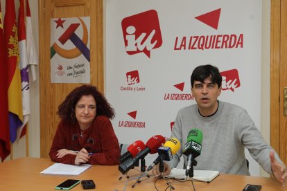 El coordinador de IUCyL, Juan Gascón; y la responsable de acción externa y conflictos laborales, Rocío Blanco,
presentan las acciones tomadas contra el vicepresidente de la Junta de Castilla y León, Juan García-Gallardo, tras sus recientes
acciones y declaraciones - ICAL