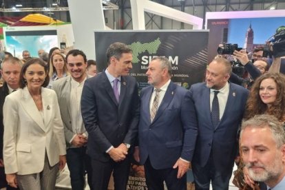 Pedro Sánchez junto a Eduardo Morán, presidente de la Diputación de León en FITUR 2023. -E.M.