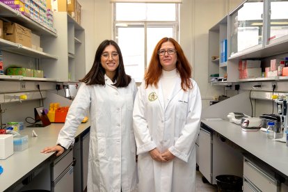 Lucía Álvarez y Laura Senovilla en el Instituto de Biomedicina y Genética Molecular de Valladolid. PHOTOGENIC