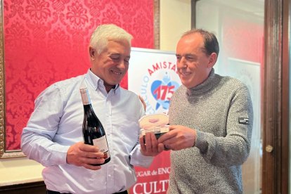 Benito Seraano entrega a Antonio Puentedura el Premio estrella del concurso de Vinos Caseros de la provincia de Soria. -ICAL