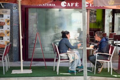 Dos personas tomando algo en un bar de Salmanca. - ICAL