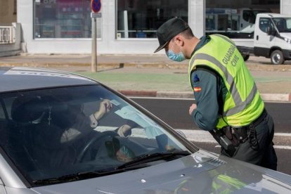 Agente controla las entradas y salidas de Salamanca, confinada por la COVID-19