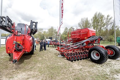 Agricultores examinan la oferta disponible en una feria de maquinaria agrícola de la Comunidad. Ricardo Ordóñez / ICAL