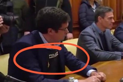 López con un chaleco antibalas de la Policía Nacional.- @JUPOLNACIONAL
