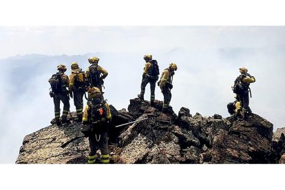 Agentes forestales intervienen en un incendio en Boca de Huérgano (León), en una imagen de archivo. Atbrif / ICAL