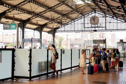 Viajeros esperando la llegada de un tren en la estación Campo Grande de Valladolid. -ICAL